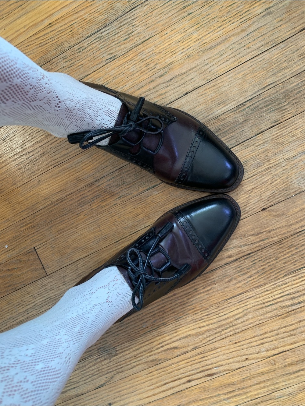 Gorgeous Vintahe Kenneth Cole Oxfords w/leather tassle laces😍 Black and oxblood!